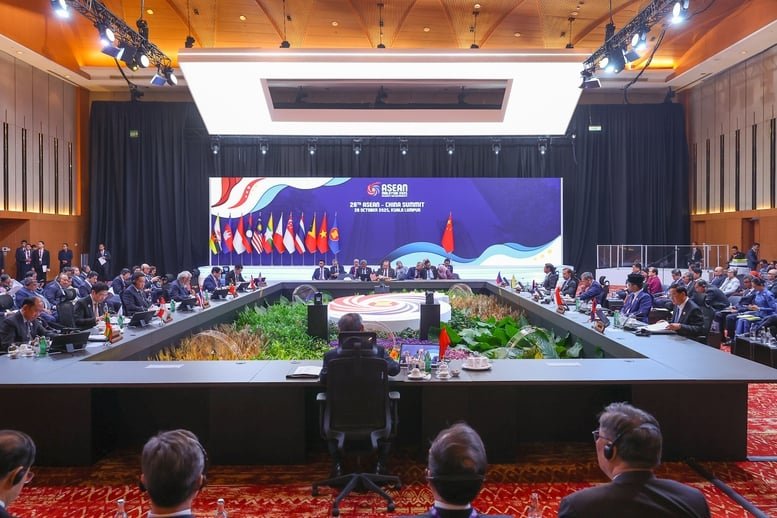 第28届东盟-中国峰会 - 双方讨论了升级东盟-中国自由贸易协定的问题。